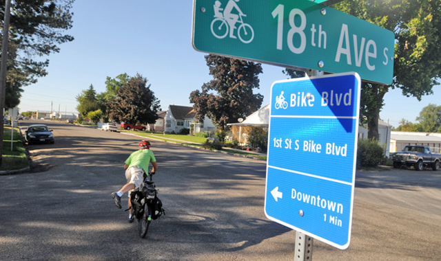 Bicycle Boulevard Street Name Sign - Nampa, IDCombined identification and wayfinding signs in Nampa assist with user decision making. 